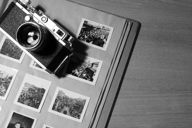 紙原稿での入稿なら、現像された写真の風合いや手紙の直筆文字などのニュアンスが伝わる、味わい深い一冊が仕上がりますよ。