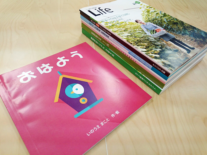 奥に積んであるのはB5サイズの冊子で、手前の冊子が正方形の変形サイズ。冊子の形を変えることで、内容をより活かせるので、イラストや写真を多用する絵本や写真集などにおすすめです!